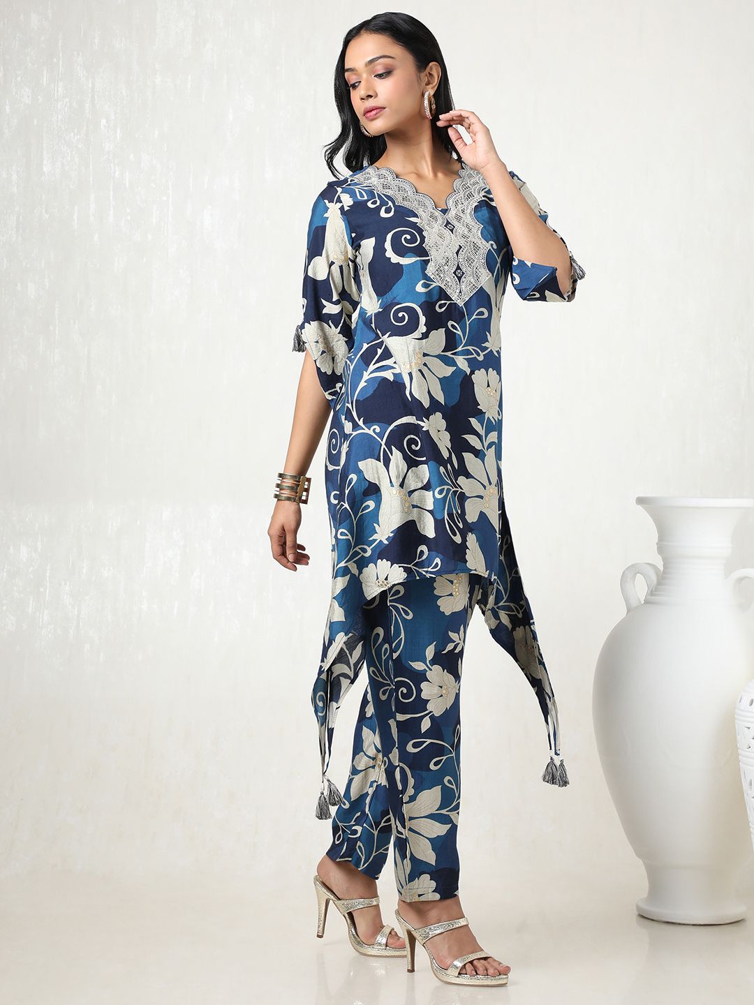 Dhiyona SO Women's Women Floral Regular Sequinned Kurta with Trousers