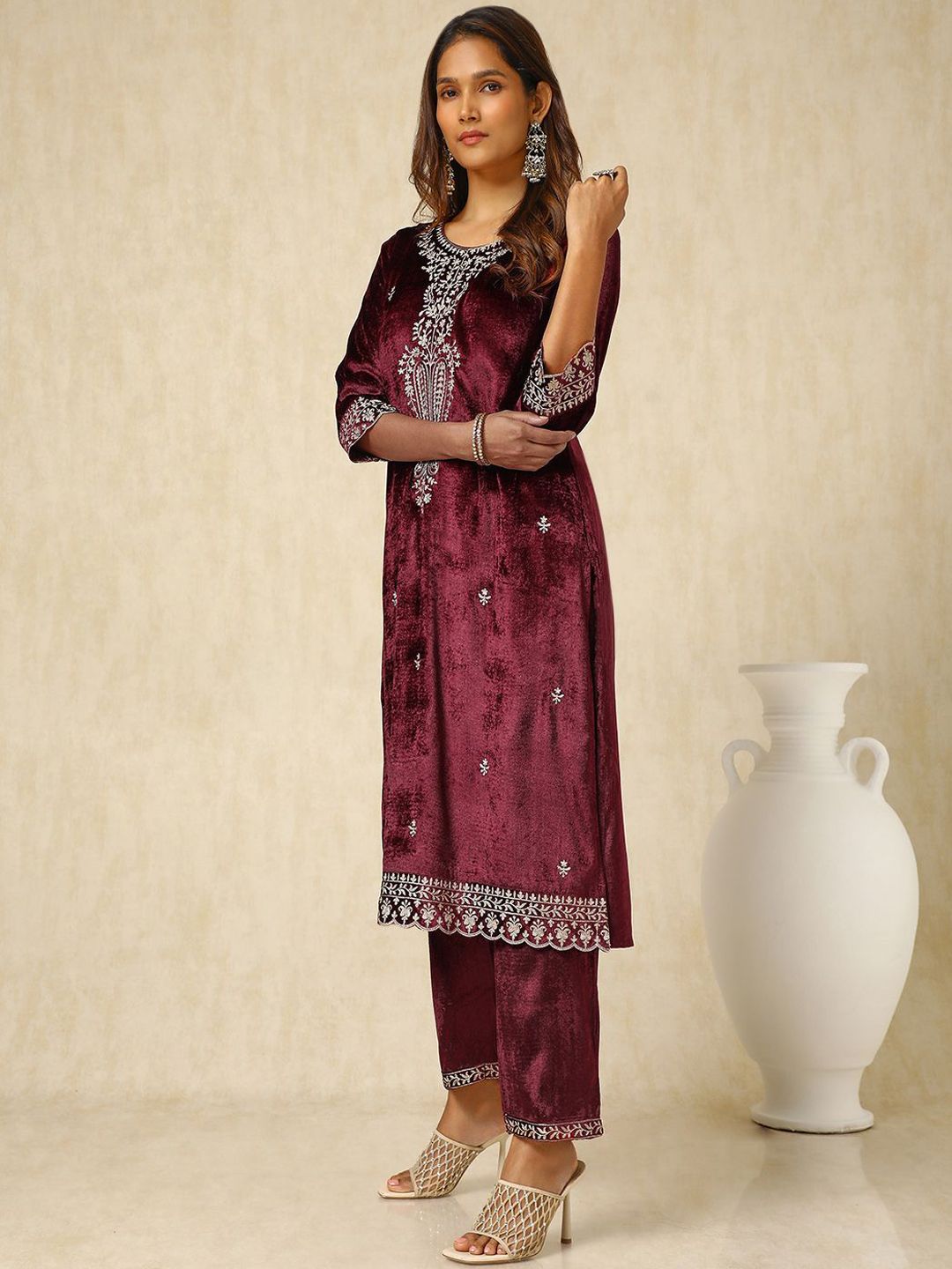 Dhiyona SO Women's Floral Embroidered Straight Velvet Kurta with Trousers