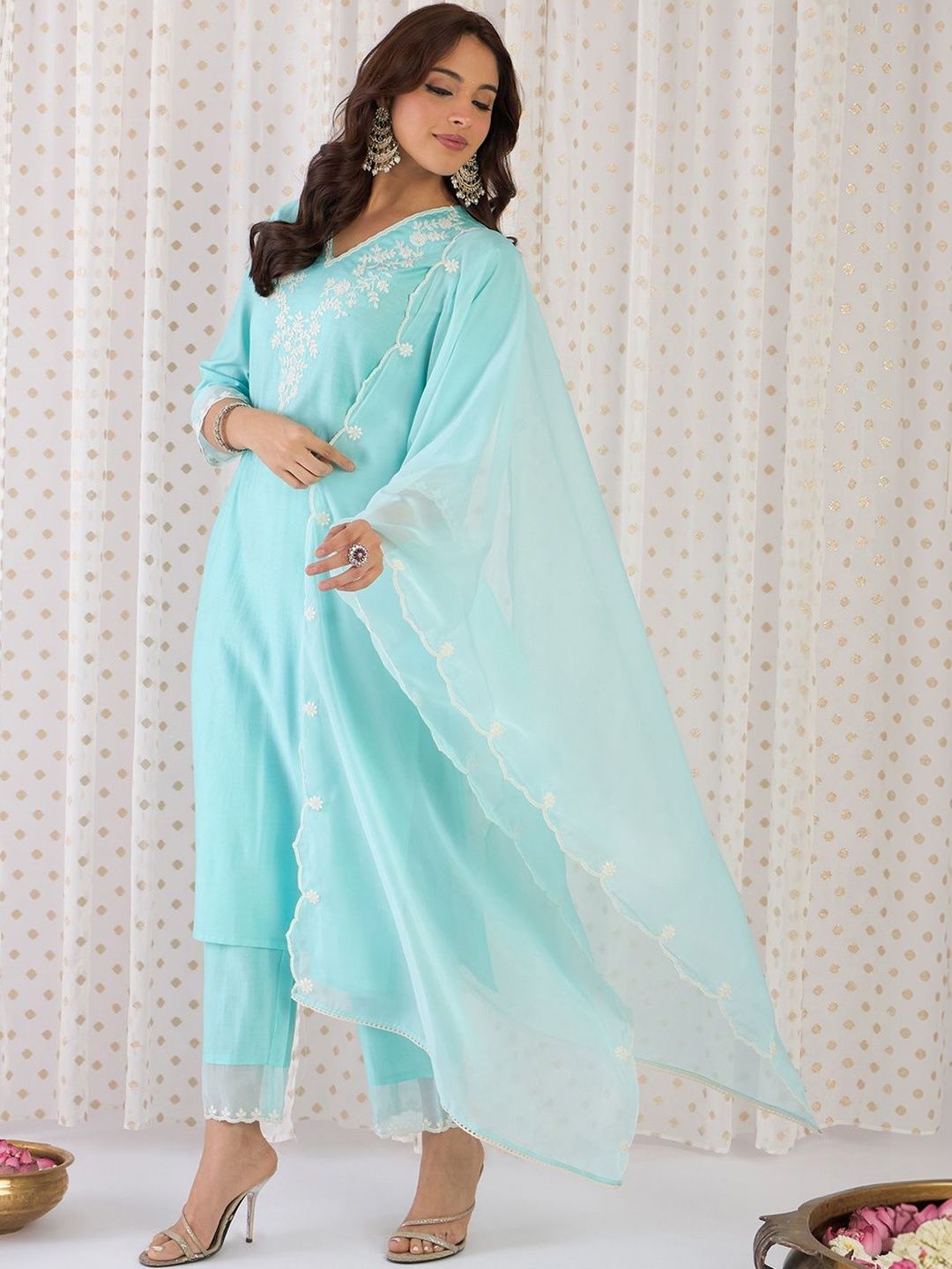 Women Floral Embroidered Regular Thread Work Liva Kurta with Trousers & With Dupatta