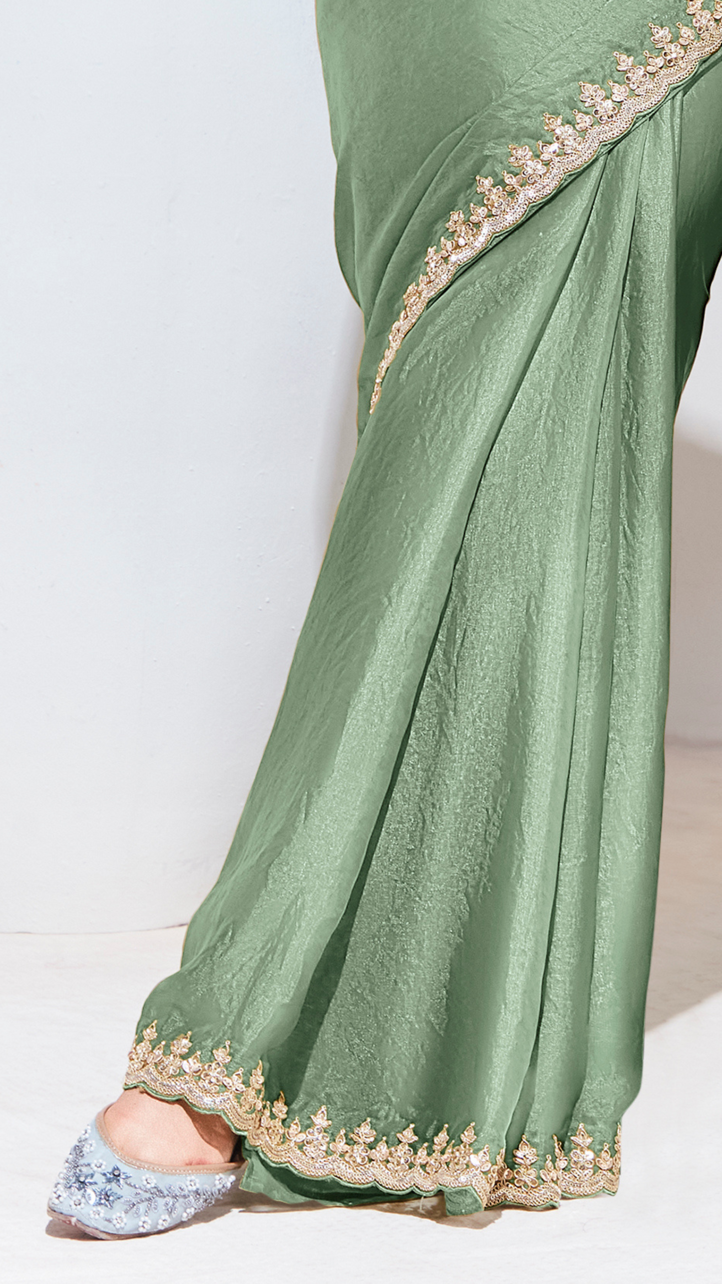 Dhiyona KM Women Green Organza Saree With Crushed Texture & Floral Print Blouse