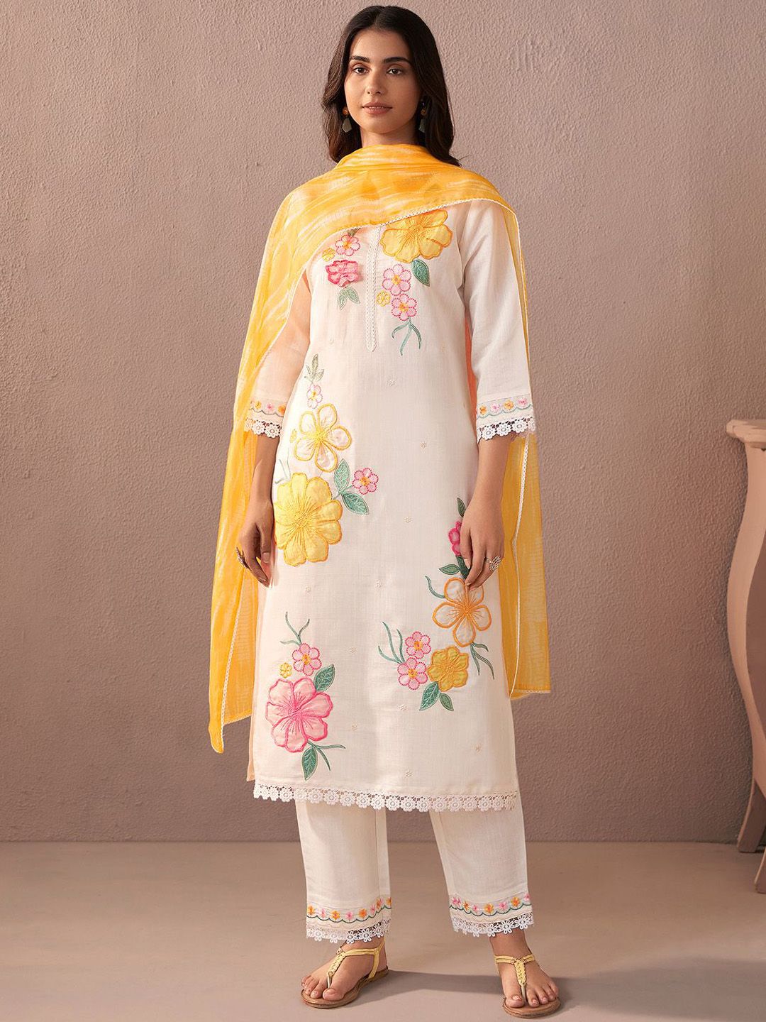 Women Floral Embroidered Regular Thread Work Kurta with Trousers & With Dupatta