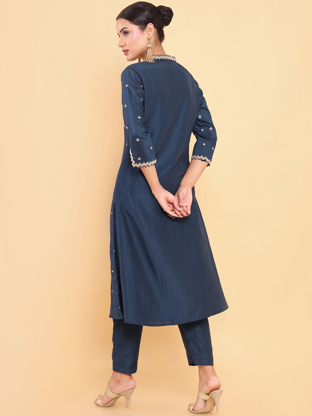 Dhiyona SO Women's Women Navy Blue Floral Embroidered Thread Work Pure Silk Kurta with Trousers