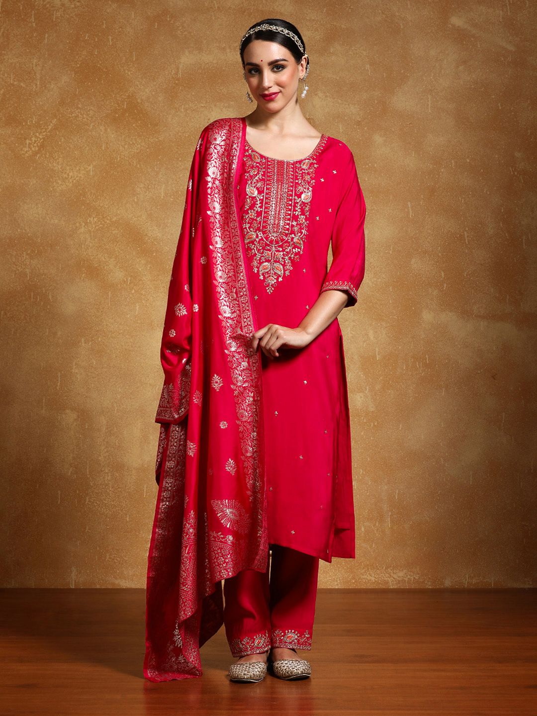 Dhiyona VA Women'sFloral Embroidered Round Neck Straight Kurta With Trousers & Dupatta