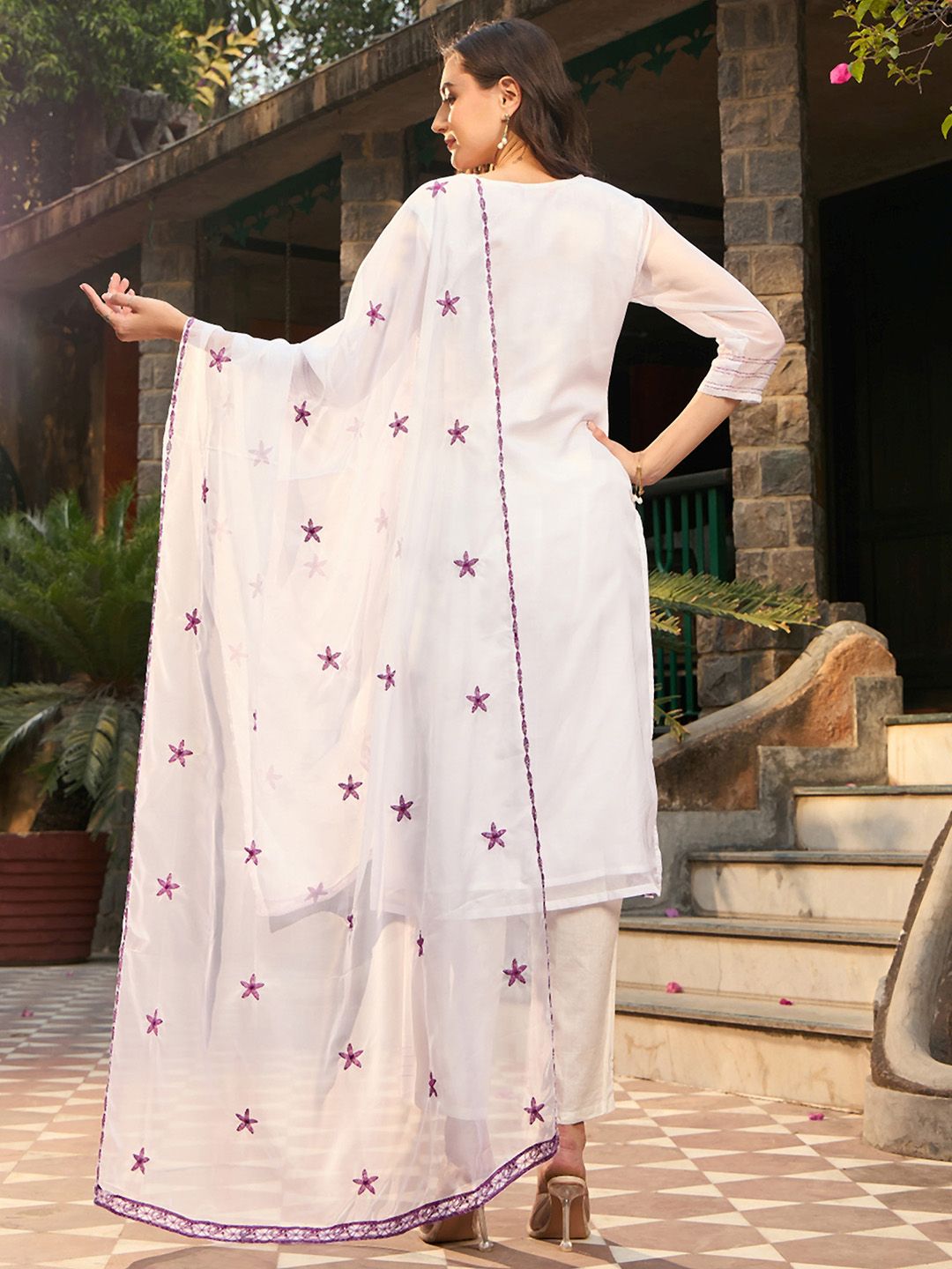 Floral Embroidered Regular Thread Work Kurta with Trousers & Dupatta