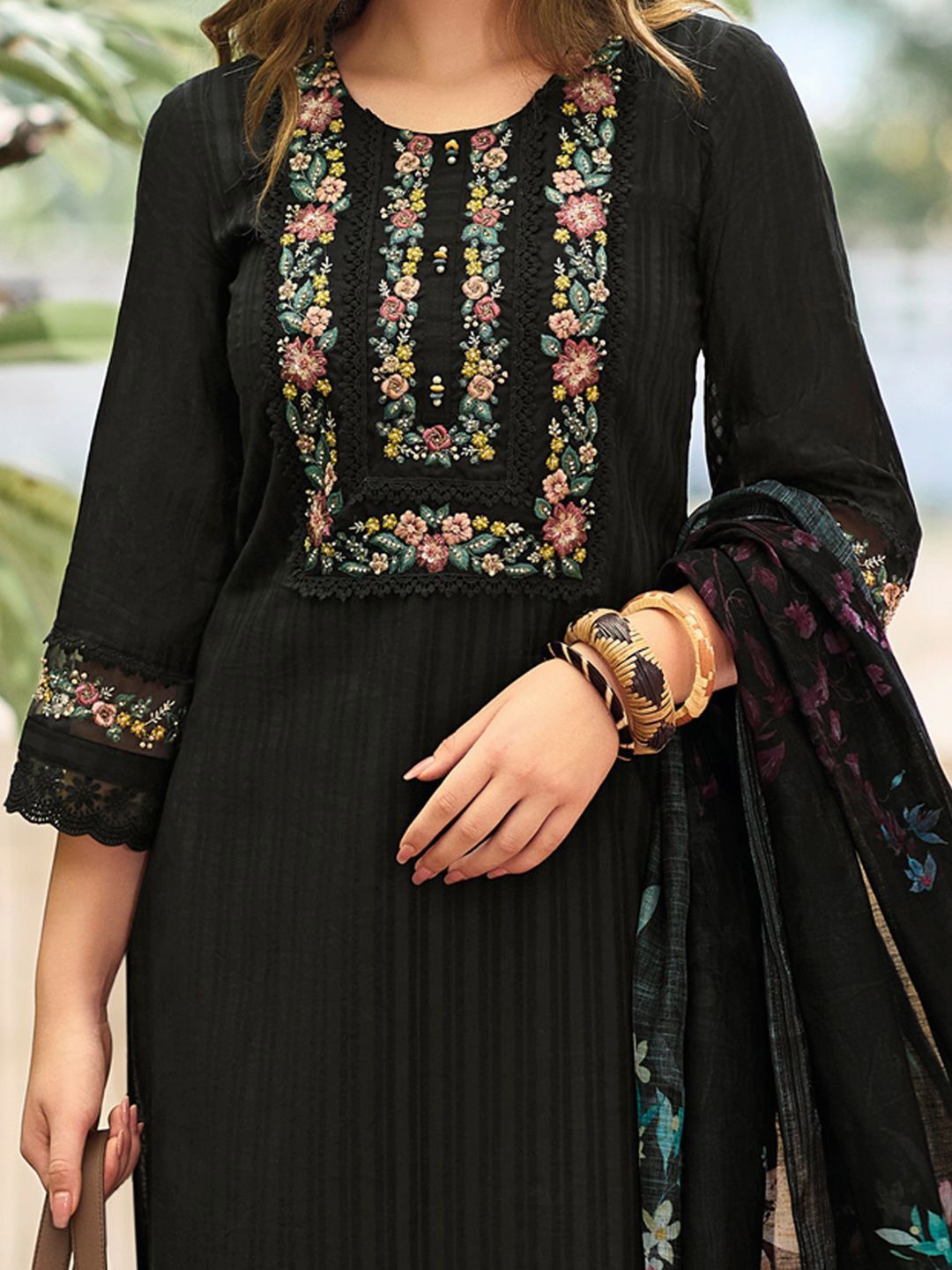 Women Floral Regular Thread Work Linen Kurta with Trousers & With Dupatta