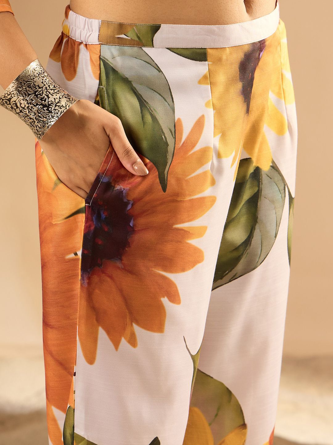 Dhiyona IE Women Floral Printed Regular Kurta with Trousers