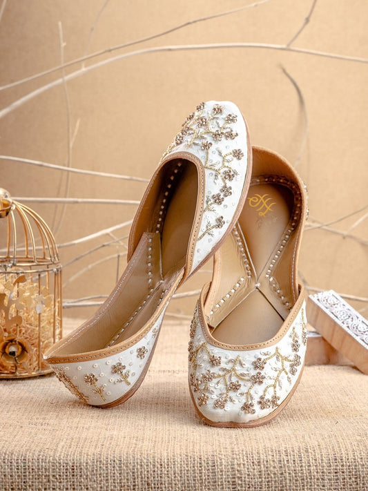 Dhiyona HOP Embroidered Slip-On Mojaris