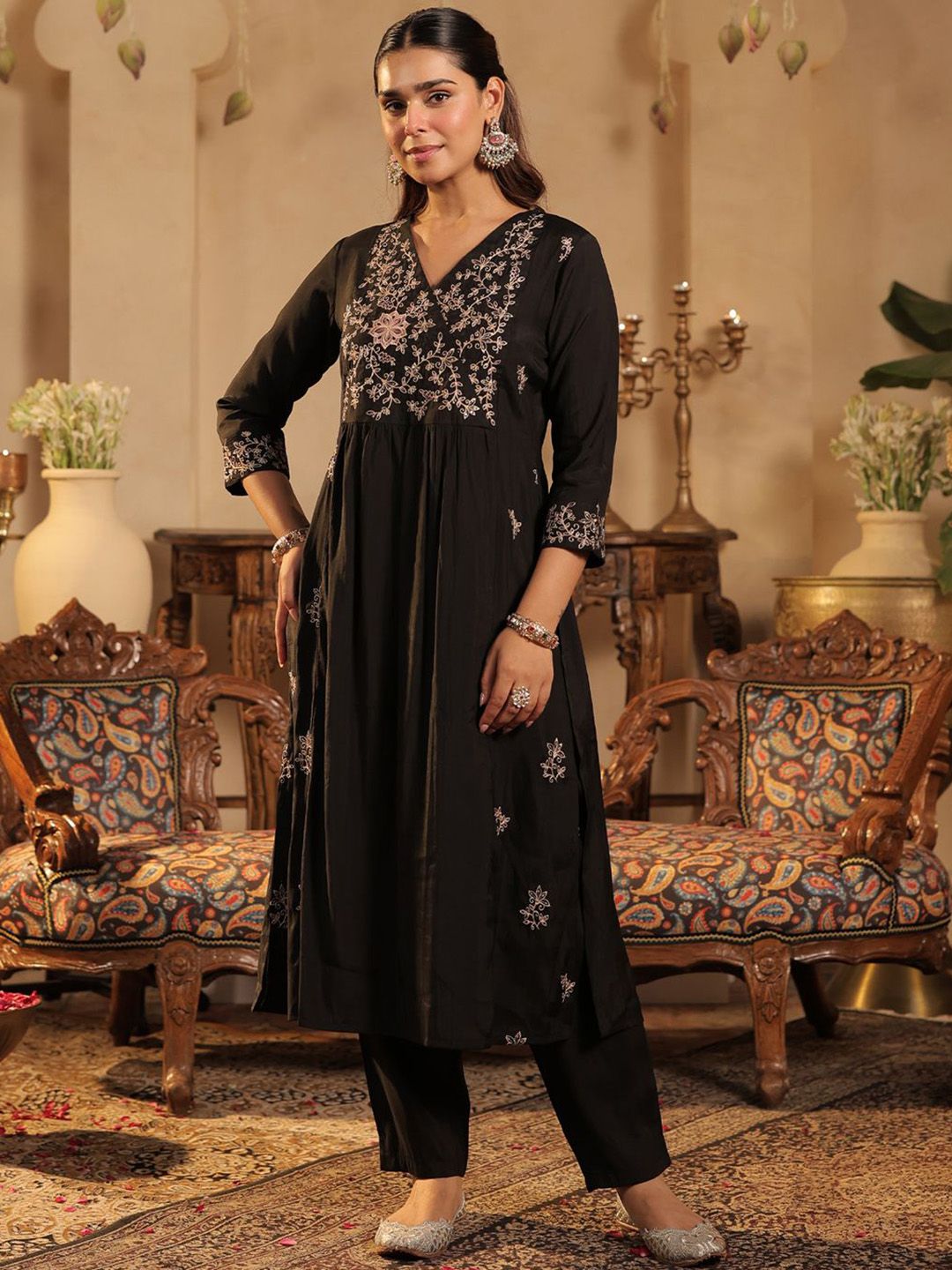 Women Ethnic Motifs Embroidered Kurta with Trousers
