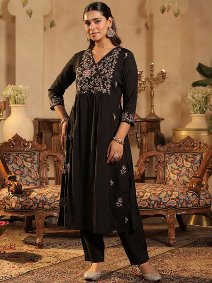 Women Ethnic Motifs Embroidered Kurta with Trousers