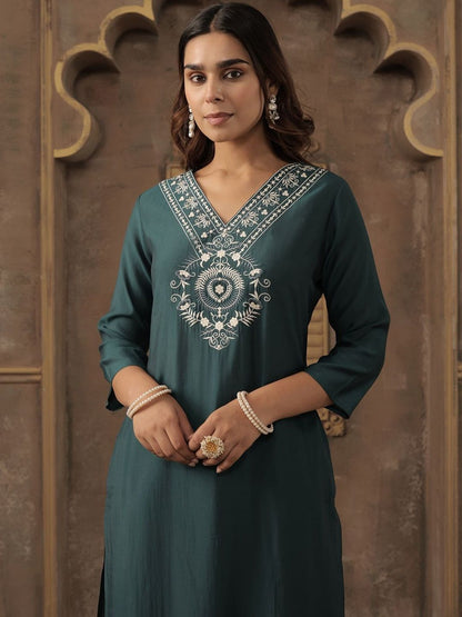 Women Ethnic Motifs Embroidered Kurta with Trousers