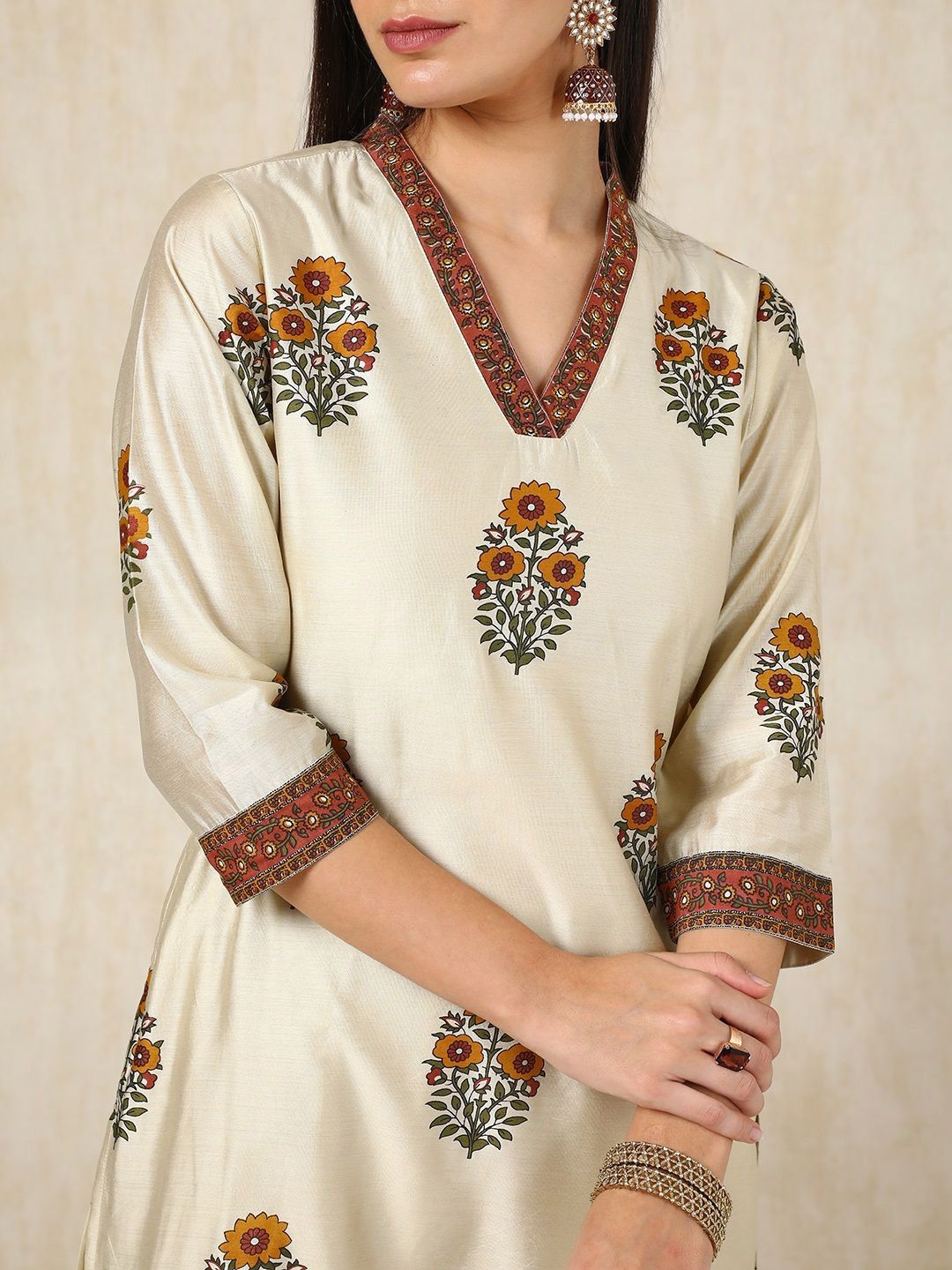 Dhiyona SO Women's Cream-Coloured Floral Printed V-Neck Regular Kurta With Trousers