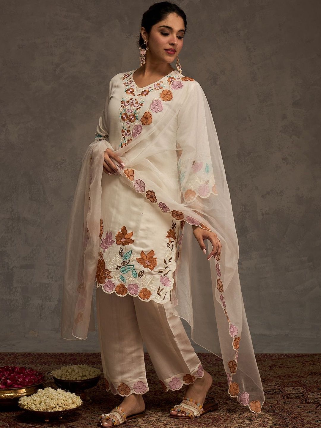 Women Floral Embroidered Regular Thread Work Kurta with Trousers & With Dupatta
