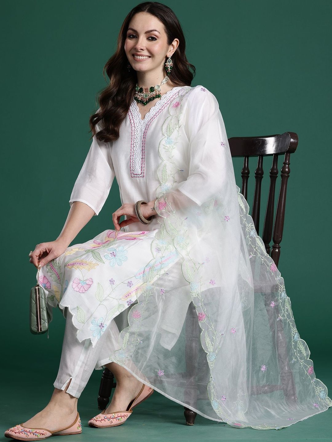 Women Floral Embroidered Regular Thread Work Kurta with Trousers & With Dupatta