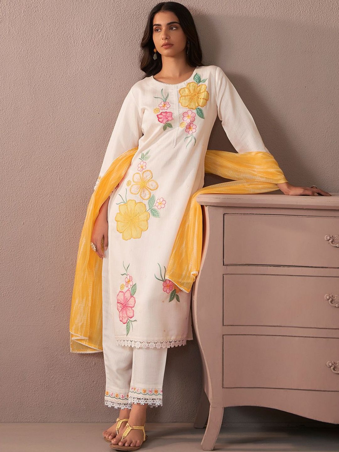 Women Floral Embroidered Regular Thread Work Kurta with Trousers & With Dupatta