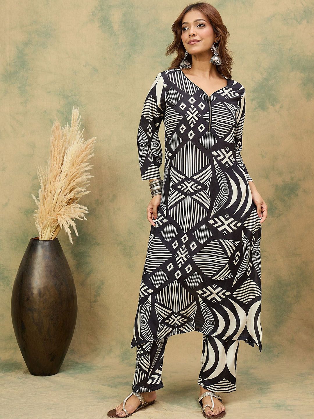 Dhiyona VA Women's Geometric Printed V-Neck Kurta with Trousers