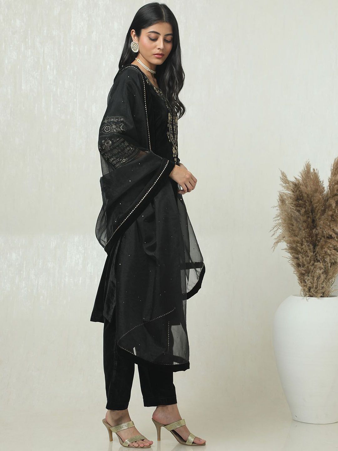 Dhiyona SO Women's Floral Yoke Design Notch Neck Thread Work Velvet Kurta With Trousers & Dupatta