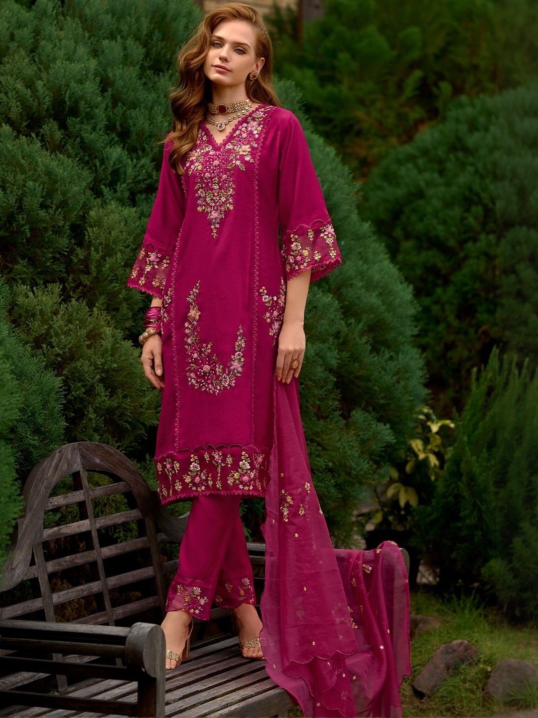 Women Floral Embroidered Regular Thread Work Kurta with Trousers & With Dupatta