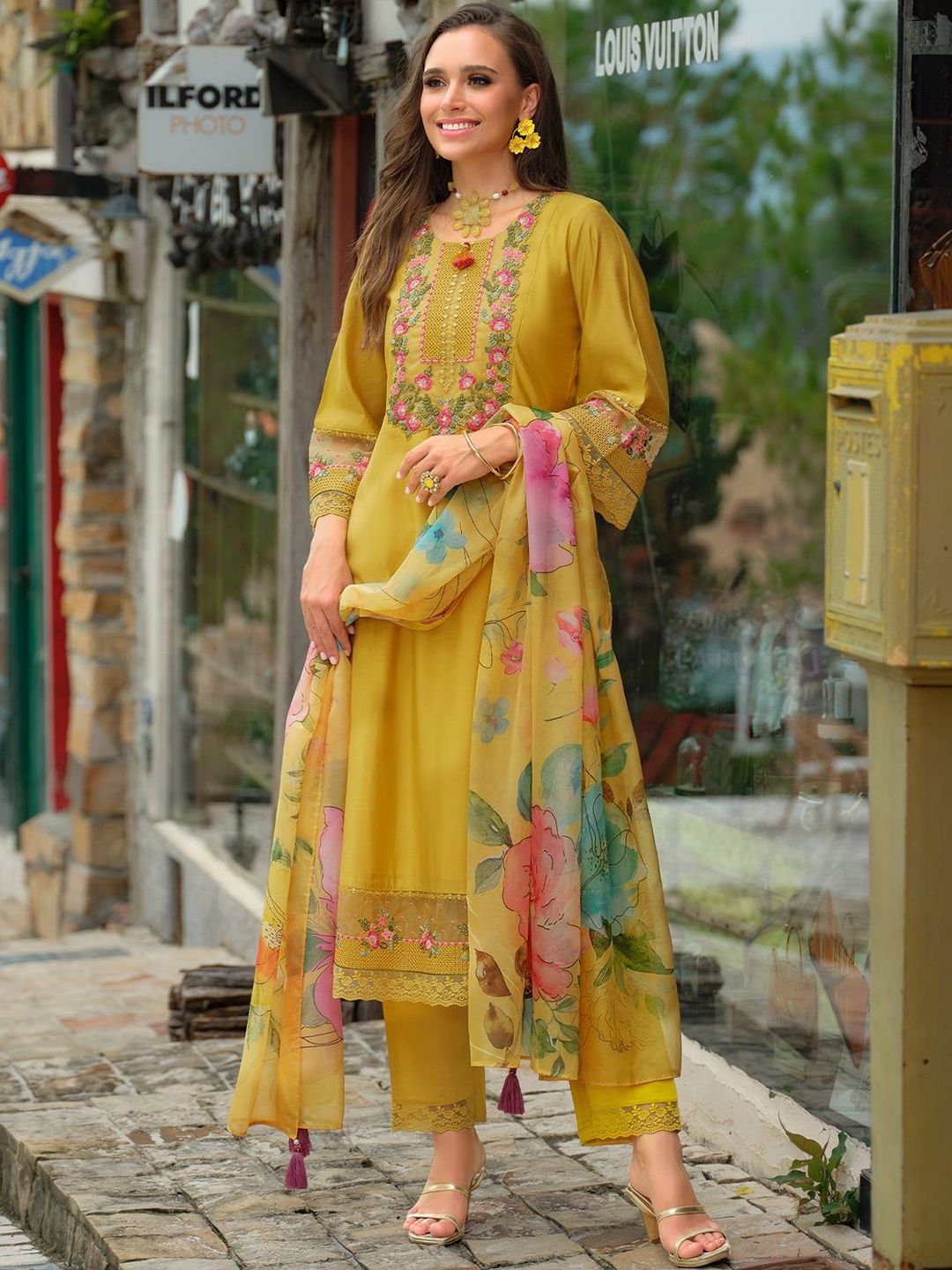 Women Floral Embroidered Regular Thread Work Kurta with Trousers & With Dupatta