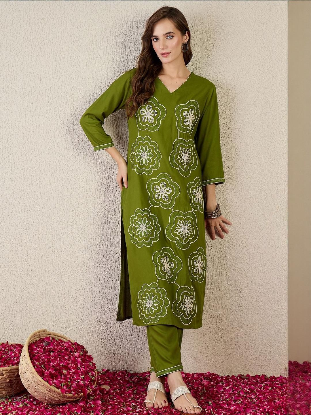 Dhiyona IE Embroidered V-Neck Straight Tunic & Trousers Co-Ords