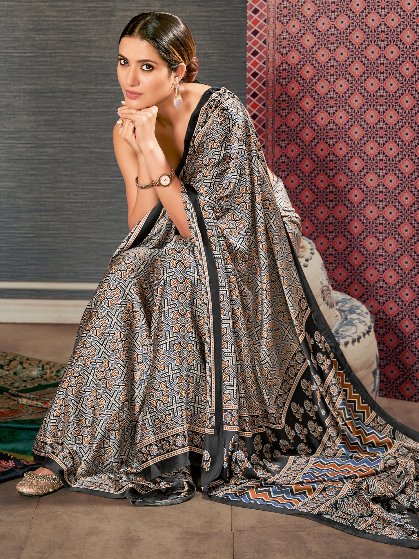 Women's Crepe Grey Digital Print Designer Saree With Blouse Piece