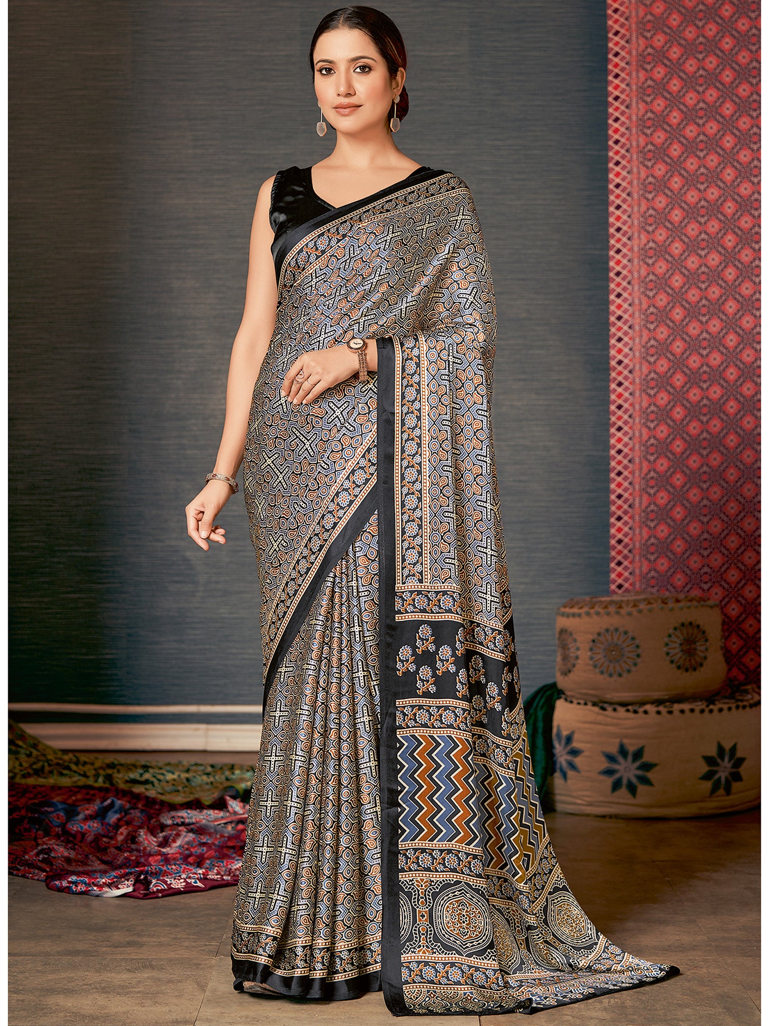 Women's Crepe Grey Digital Print Designer Saree With Blouse Piece