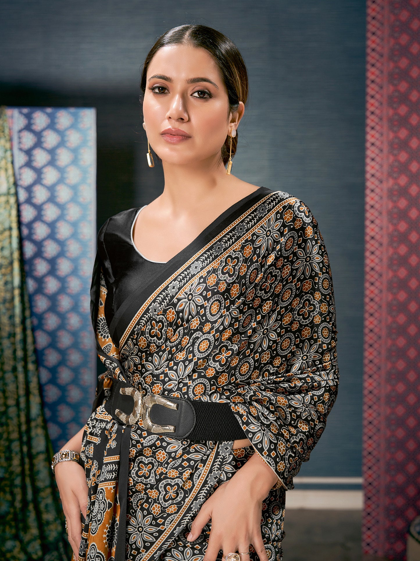 Women's Crepe Black Digital Print Designer Saree With Blouse Piece