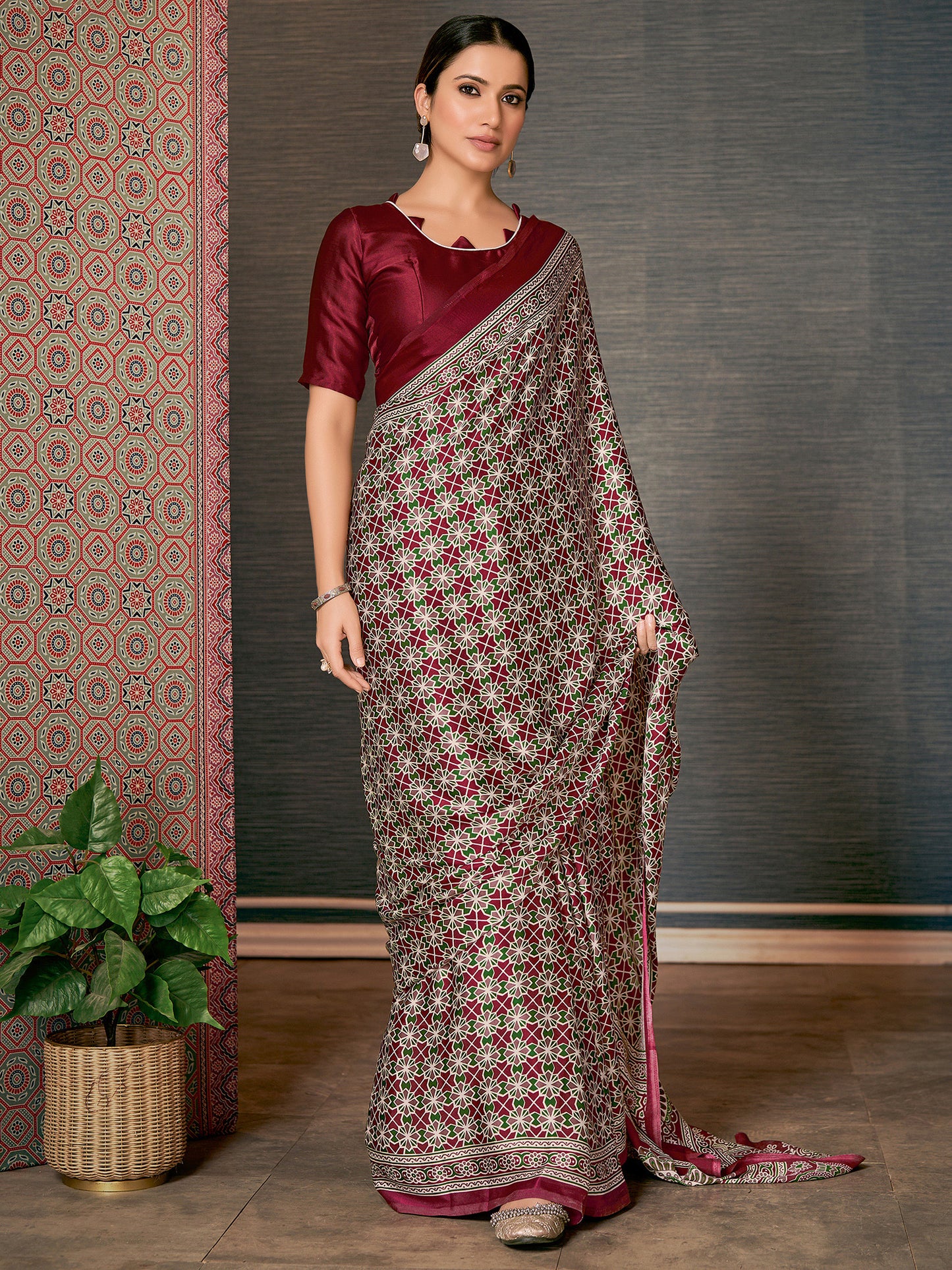 Women's Crepe Maroon Digital Print Designer Saree With Blouse Piece