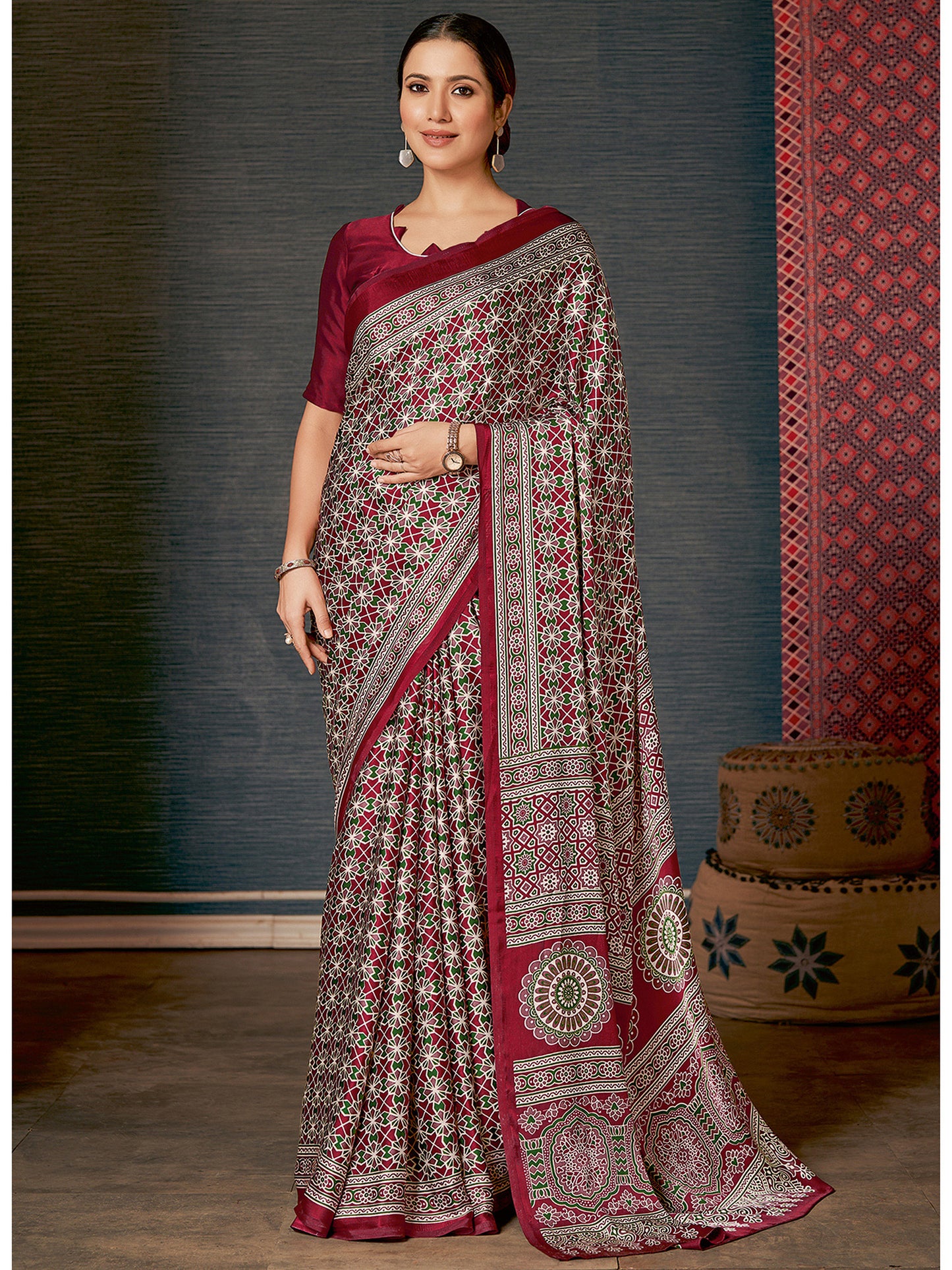 Women's Crepe Maroon Digital Print Designer Saree With Blouse Piece