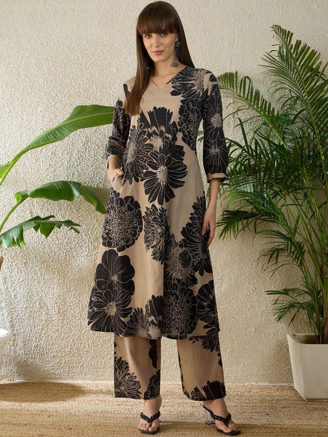 Women Floral Printed Regular Kurta with Trousers