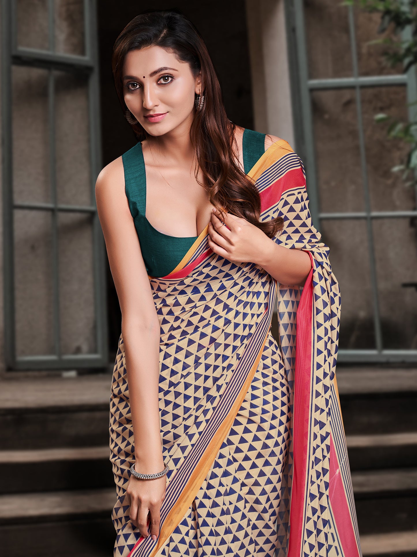 Women's Cotton Blend Cream Printed Celebrity Saree With Blouse Piece