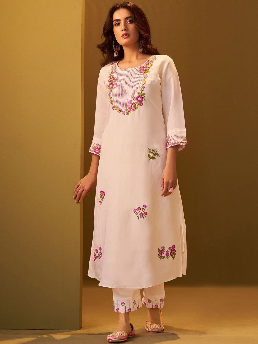 Women Floral Embroidered Thread Work Round Neck Straight Kurta with Trousers