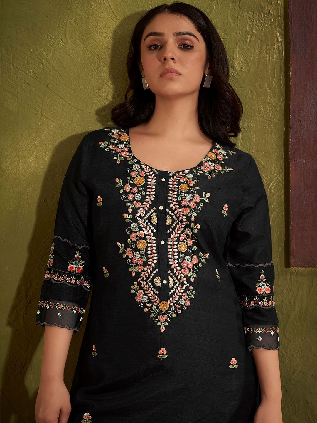 Women Floral Embroidered Regular Thread Work Kurta with Trousers & With Dupatta