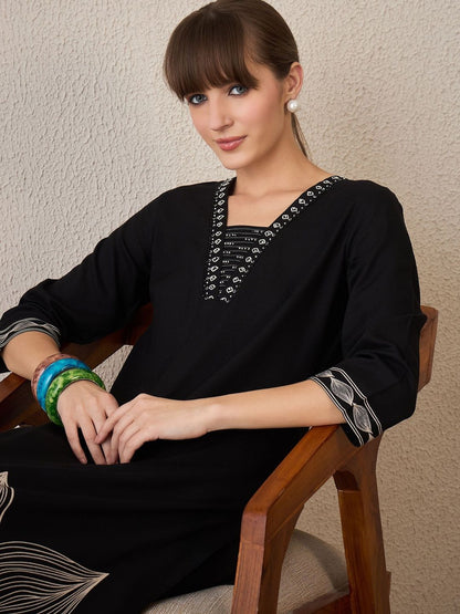 Women Floral Printed Regular Thread Work Kurta with Trousers