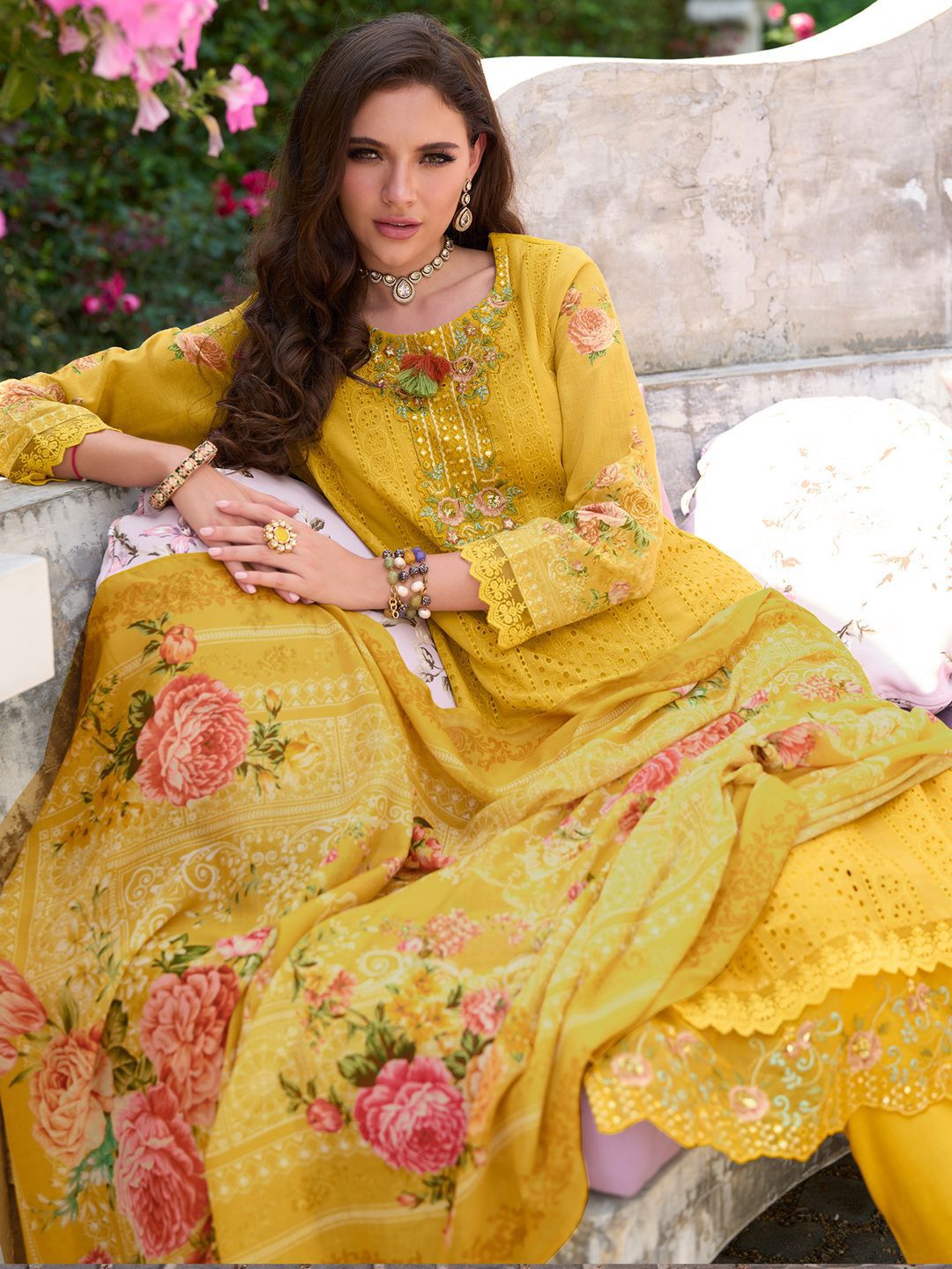 Women Floral Embroidered Thread Work Kurta with Trousers & With Dupatta