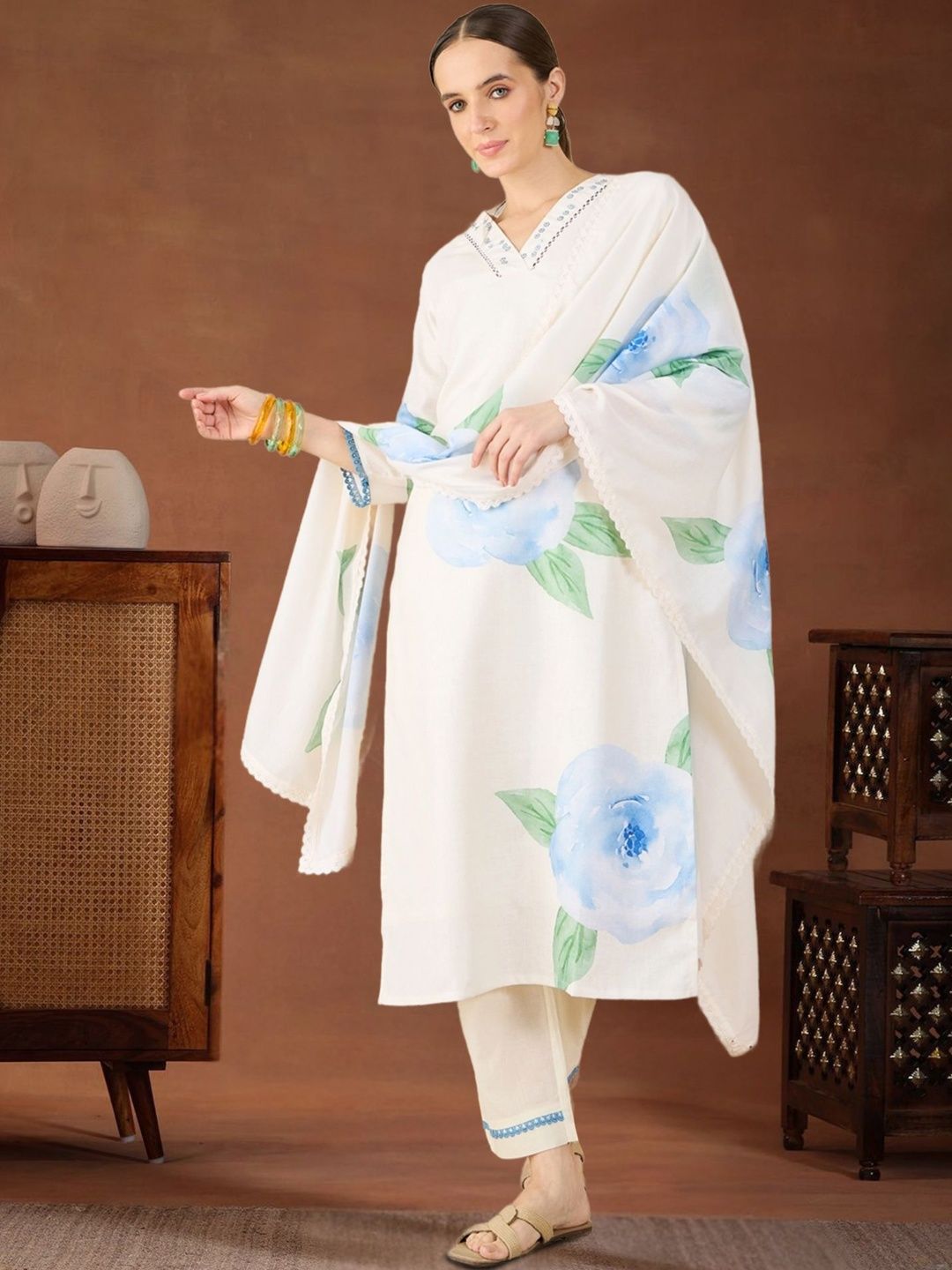 Women Floral Printed Regular Thread Work Linen Kurta with Trousers & With Dupatta