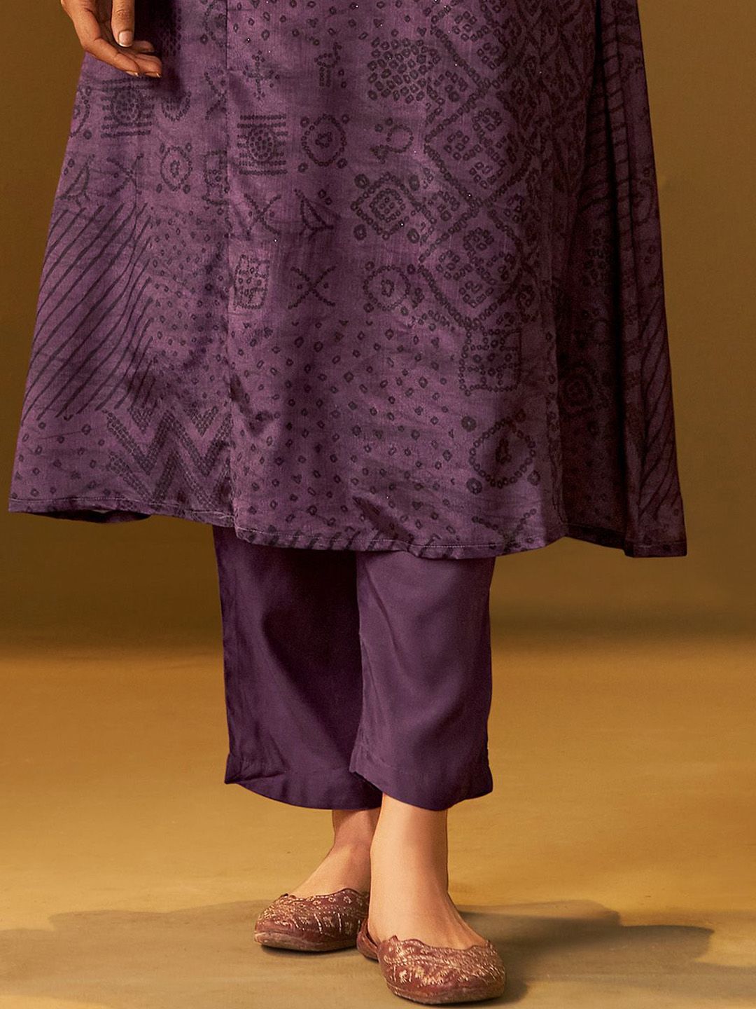 Women Ethnic Motifs Embroidered Kurta with Trousers