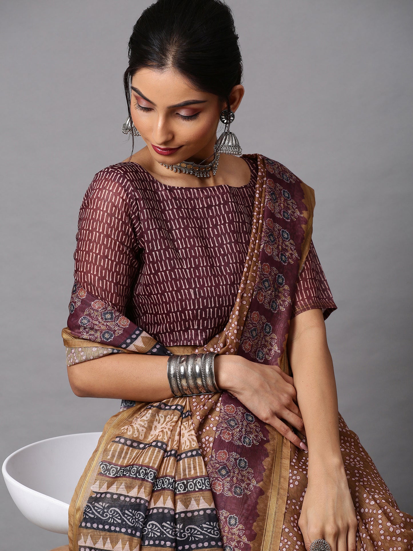 Women's Linen Blend Beige Printed Celebrity Saree With Blouse Piece
