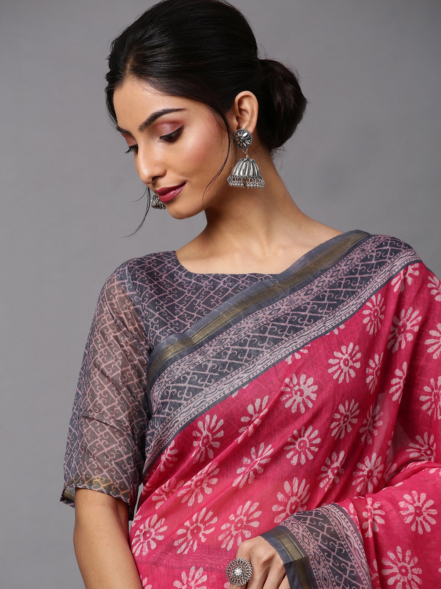Women's Linen Blend Pink Printed Celebrity Saree With Blouse Piece
