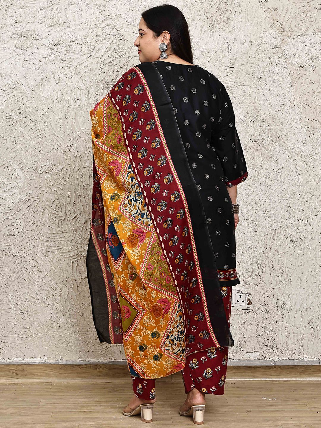 Dhiyona KL Floral Printed Printed V-Neck Straight Kurta With Salwar & Dupatta