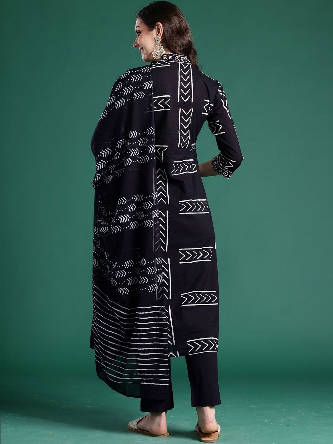 Women Printed Regular Thread Work Pure Cotton Kurta with Trousers & With Dupatta