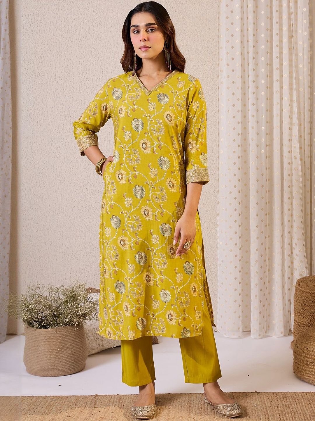 Women Floral Printed Kurta with Trousers & Dupatta