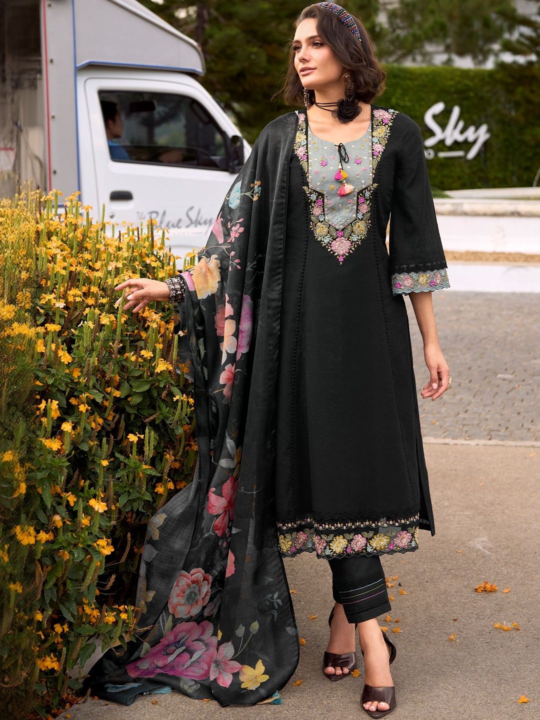 Women Floral Embroidered Regular Thread Work Pure Cotton Kurta with Trousers & With Dupatta
