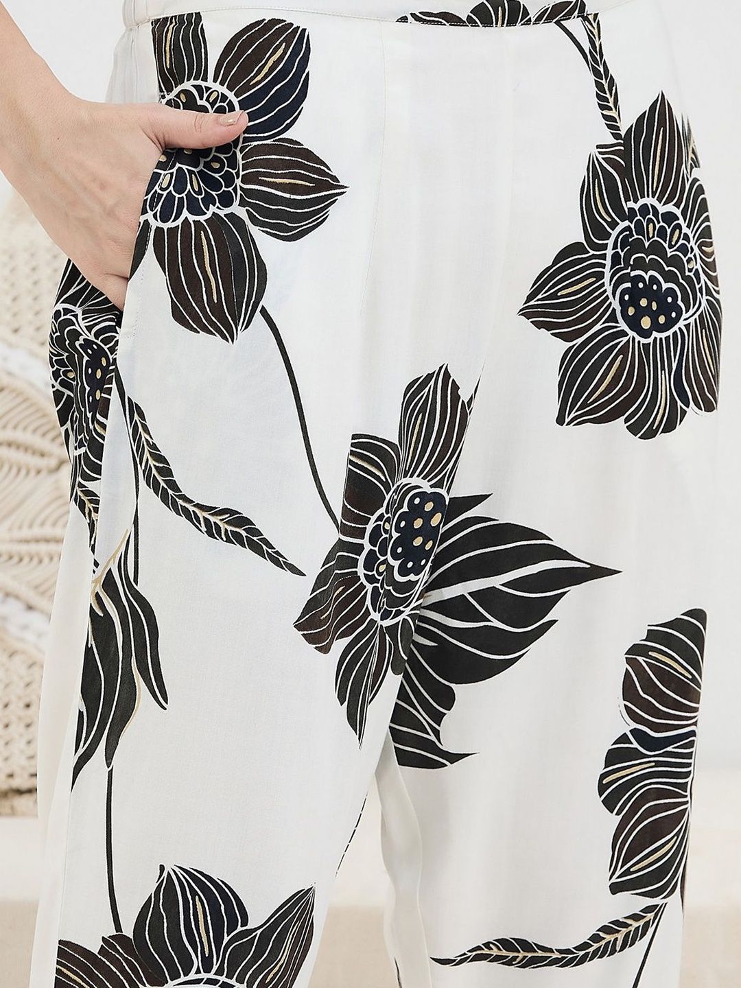 Women Floral Printed Regular Kurta with Trousers