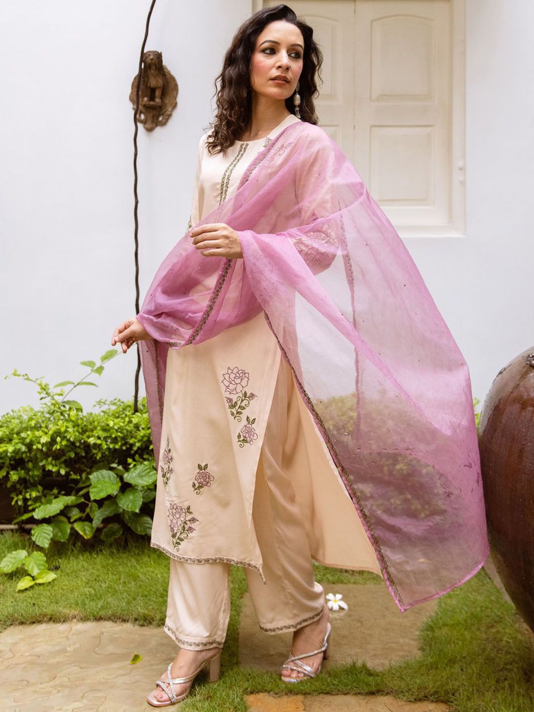 Dhiyona IE Women Floral Embroidered Regular Thread Work Kurta with Trousers & With Dupatta