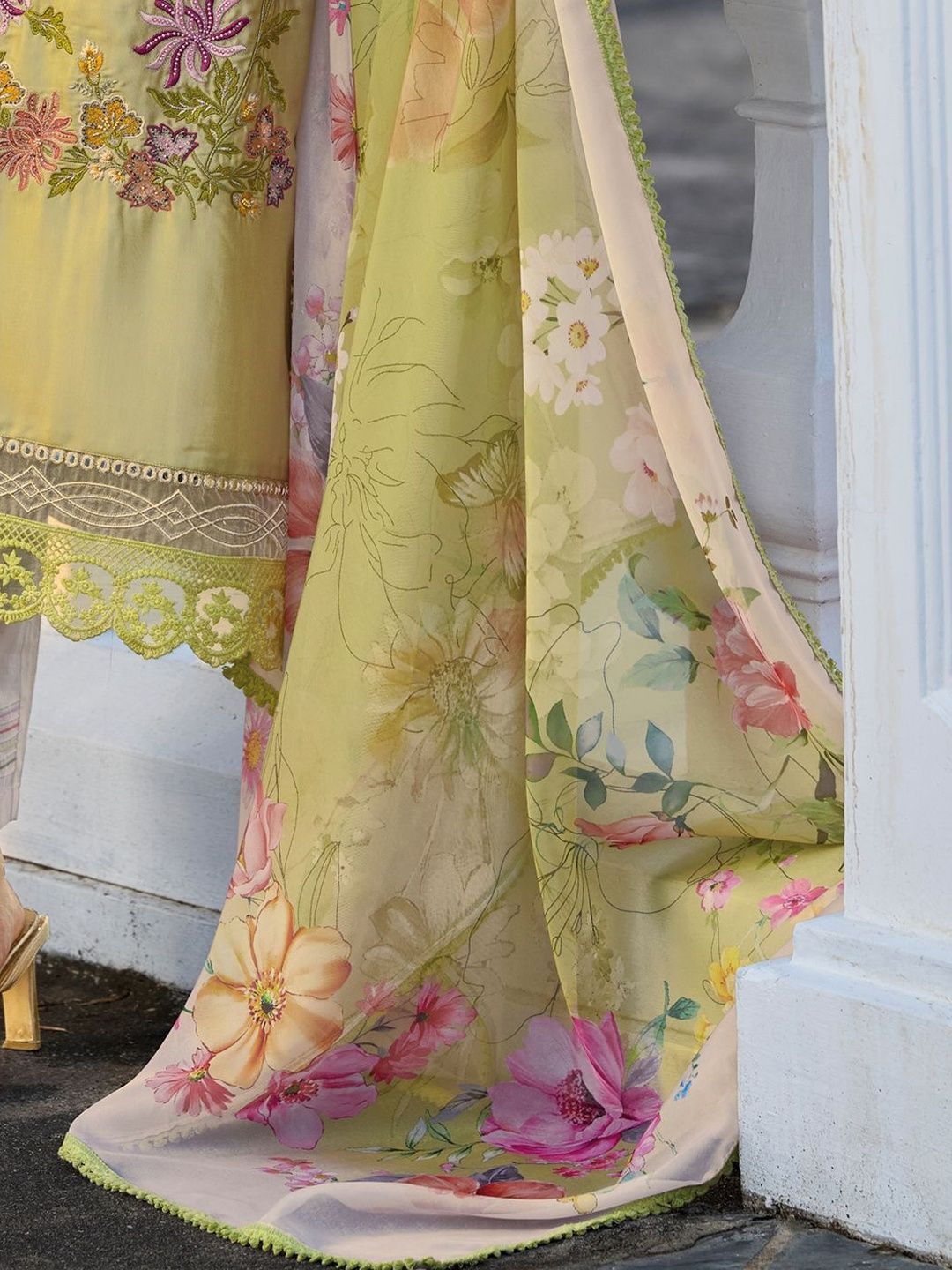 Floral Embroidered Regular Thread Work Kurta With Trouser & Dupatta