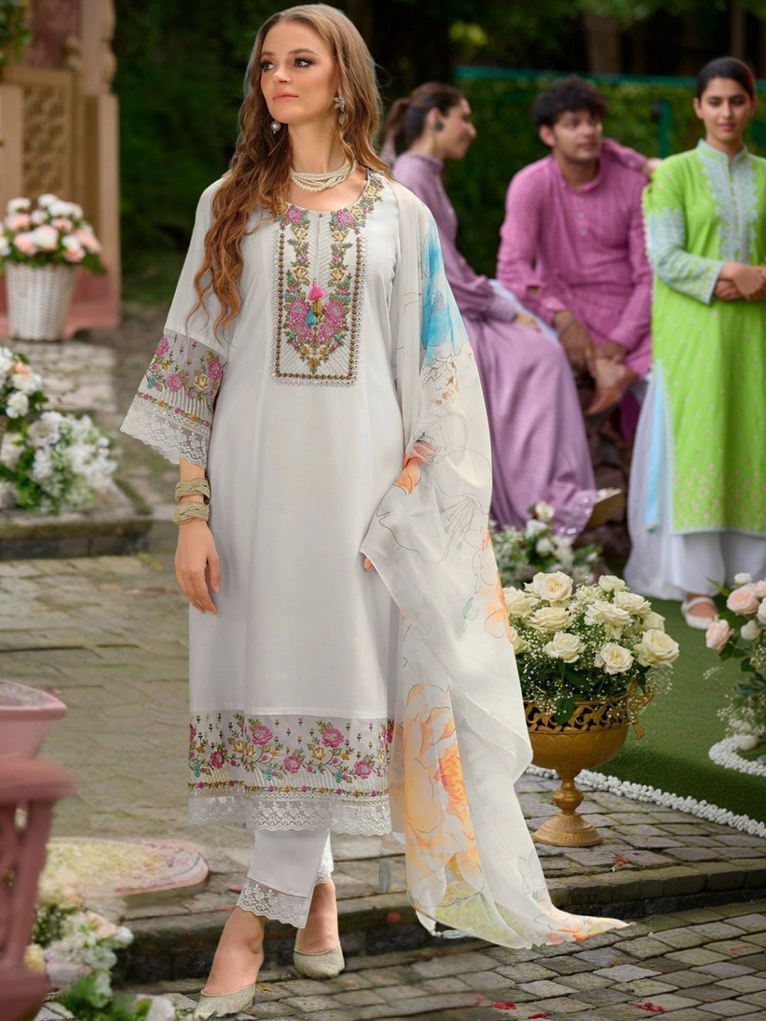 Women Floral Embroidered Regular Thread Work Liva Kurta with Trousers & With Dupatta