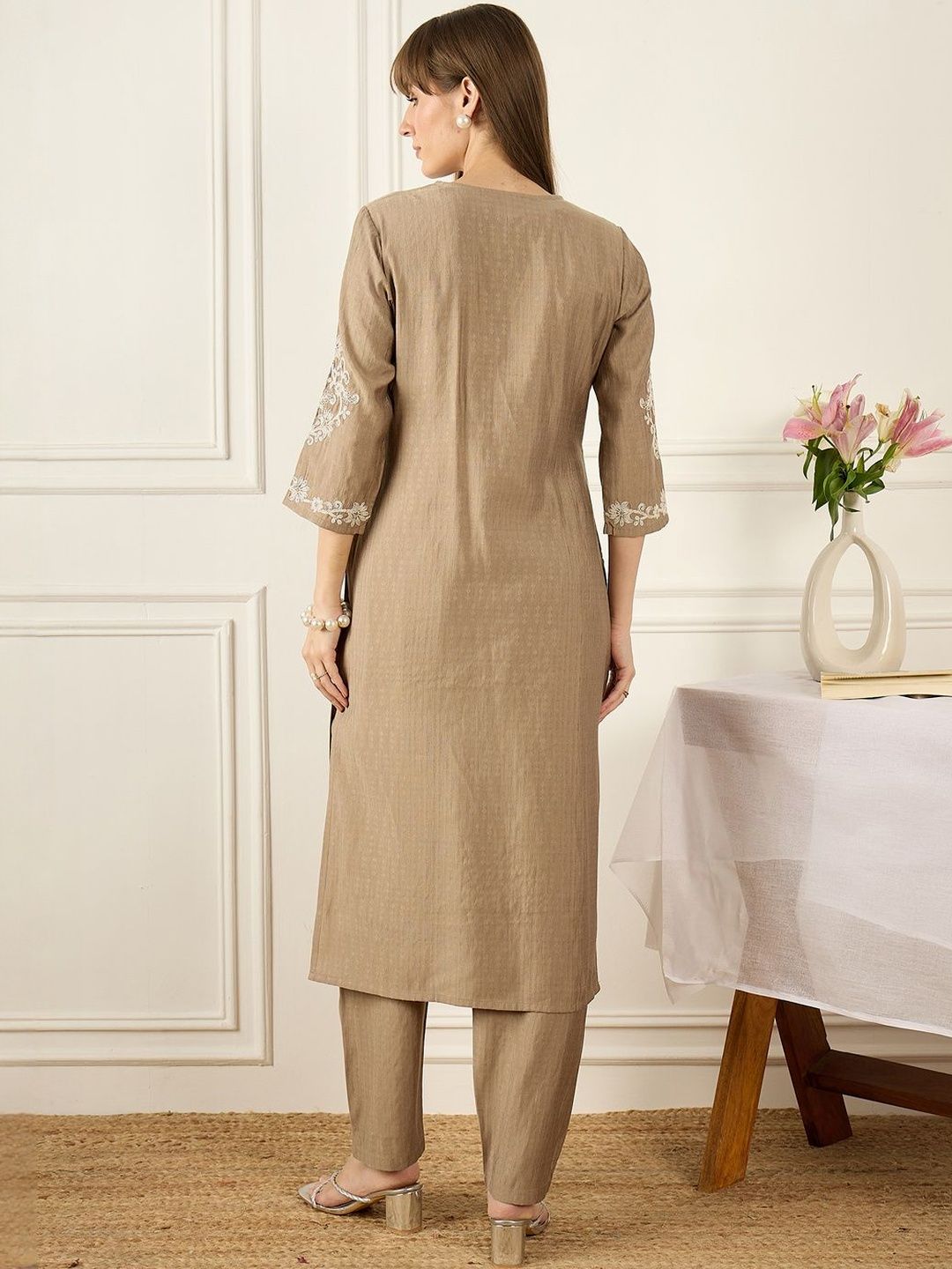 Dhiyona IE Embroidered V-Neck Three-Quarter Sleeves Tunic And Trousers