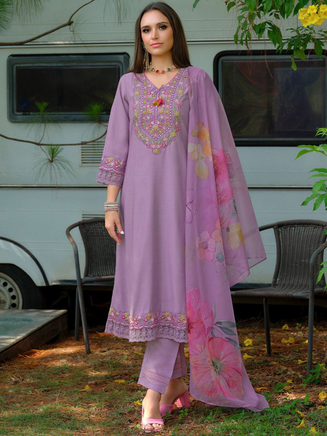 Floral Yoke Design V-Neck Thread Work Straight Kurta With Trousers & Dupatta