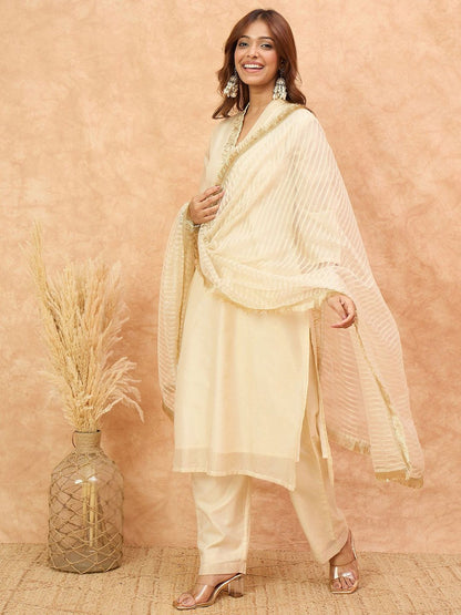 Dhiyona VA Women'sEmbroidered V-Neck Thread Work Kurta with Trousers & With Dupatta