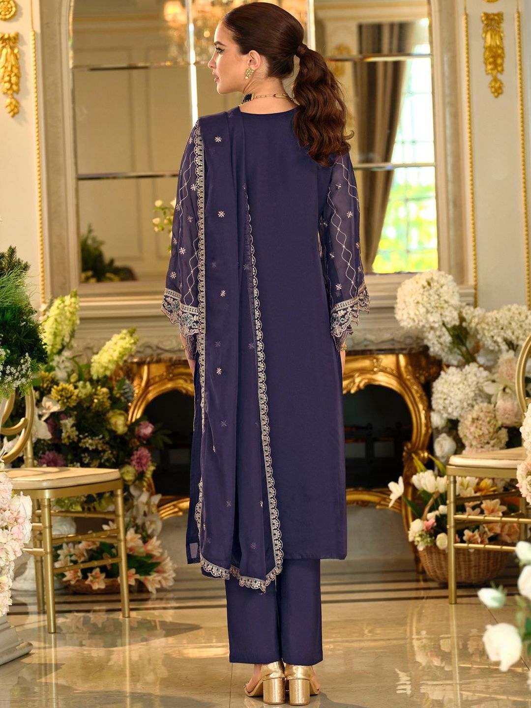 Women Ethnic Motifs Embroidered Regular Thread Work Kurta Set